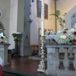 Kirchendekoration Schleierkraut mit weißen und roten Rosen