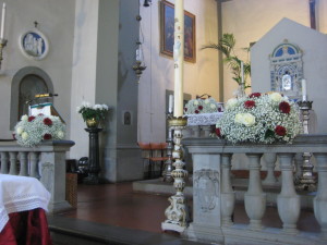 Kirchendekoration Schleierkraut mit weißen und roten Rosen