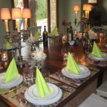 gedeckter Tisch am Abschiedsabend mit Kerzen und Blumen