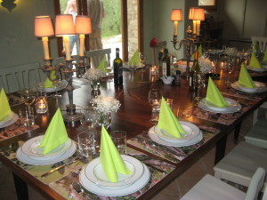 gedeckter Tisch am Abschiedsabend mit Kerzen und Blumen