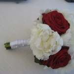 Pfingstrosen und Rosen